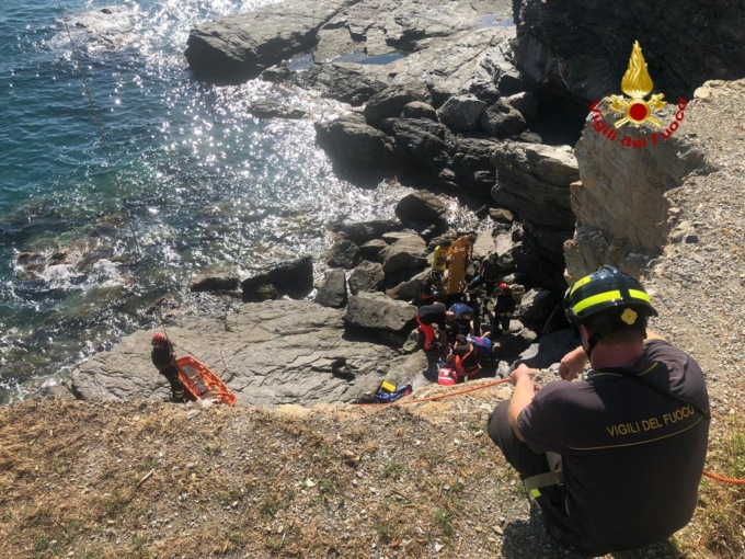 Trauma facciale per una 35enne caduta dagli scogli
