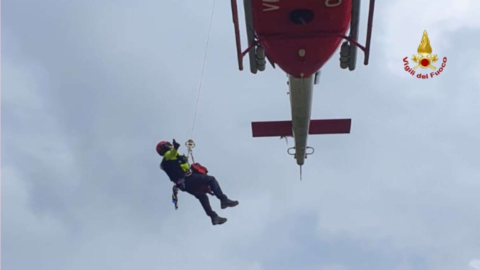 Anziano cade da una fascia, soccorso dall’elicottero dei Vigili del fuoco