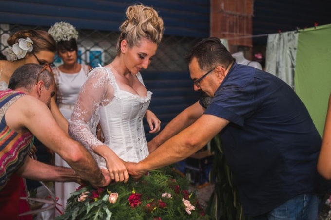 A Chiavari arriva la sfilata con abiti fatti di fiori