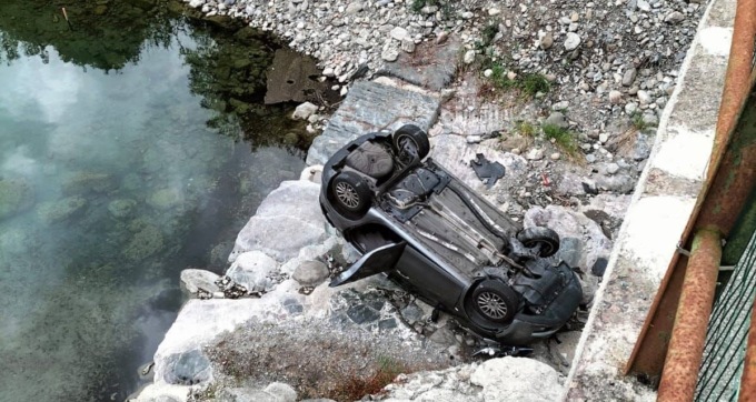 Finisce fuori strada sul ponte con l’automobile e perde i sensi durante i soccorsi