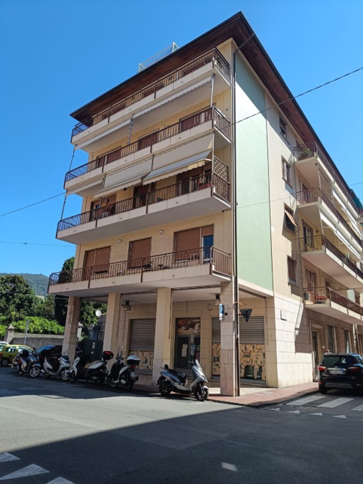 Negozio di Caranza, si attende il giorno della svendita totale
