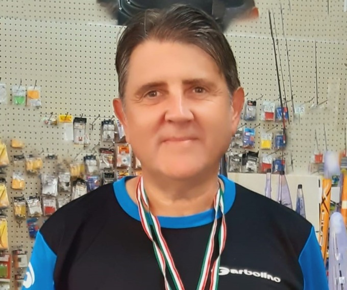 Il chiavarese Alessani in finale di pesca con canna da riva