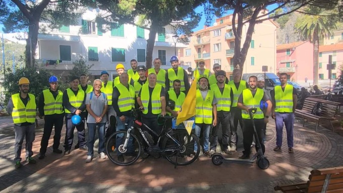 Pettorine agli operai Fincantieri che si spostano in bici