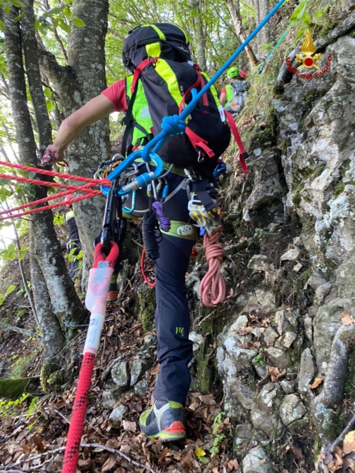 Finisce in un dirupo mentre cerca funghi in Val d’Aveto