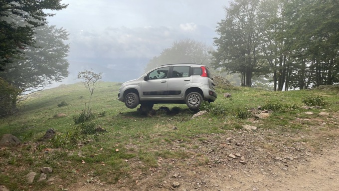 Fungaiolo finisce fuori strada con la sua auto