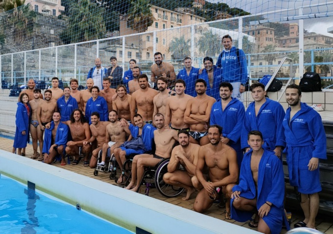 La nazionale paralimpica di pallanuoto in acqua con la Pro Recco