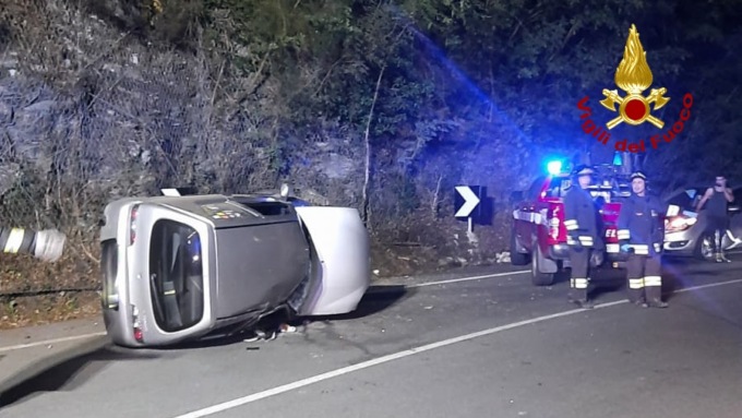 Paura a Moconesi: auto taglia una curva e si ribalta