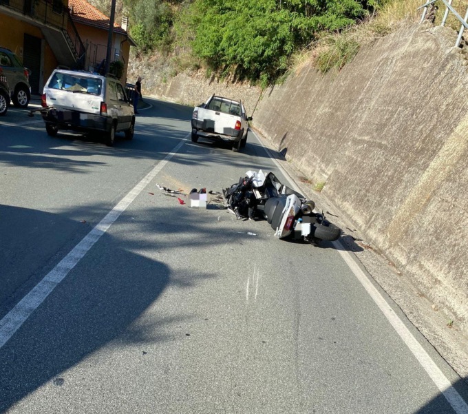 Moto contro auto a Carasco, grave lo scooterista