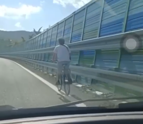Ciclista sulla A12 all’altezza di Sestri Levante