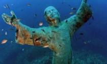 San Fruttuoso a lume di candela per il tributo al Cristo degli Abissi