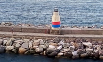 Striscione rossoblù sul "faro" di Camogli