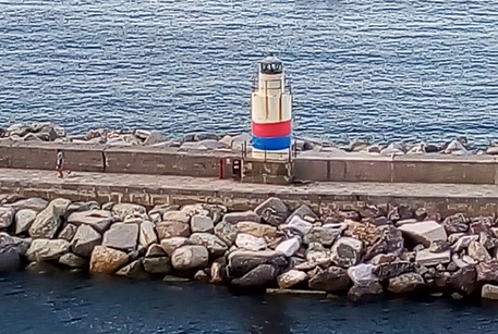 Striscione rossoblù sul “faro” di Camogli