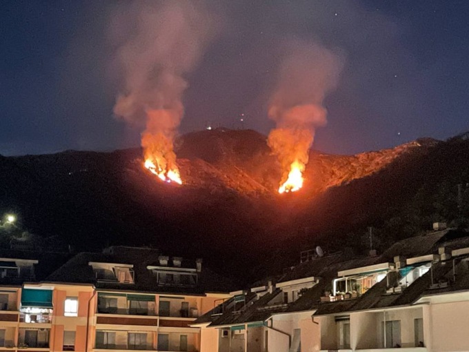 Incendio tra i monti Moro e Fasce, rientrati i mezzi aerei