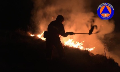 Incendio tra monte Moro e monte Fasce, operazioni in corso per domarlo