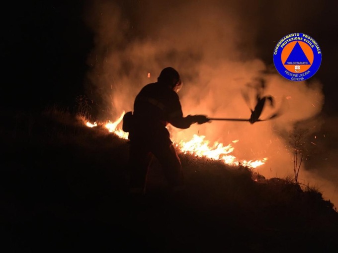 Incendio tra monte Moro e monte Fasce, operazioni in corso per domarlo