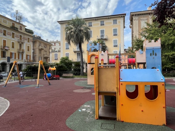 Chiavari, bulloni allentati in una struttura dell’area giochi di piazza Roma