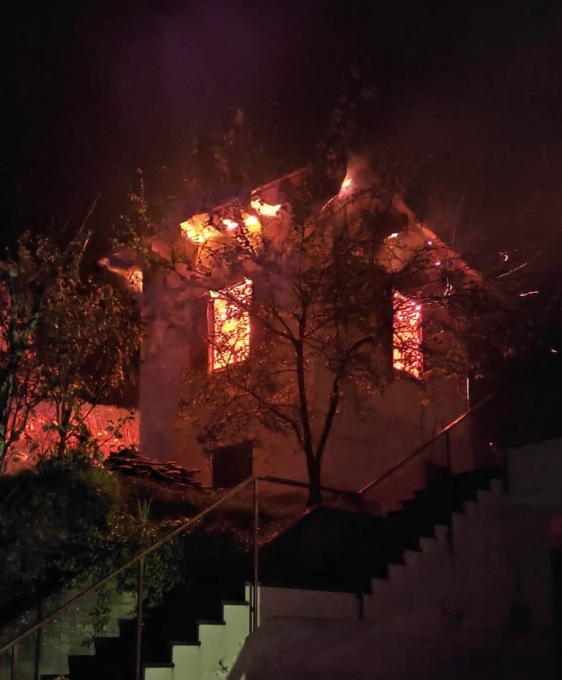 Mezzanego, incendio in un edificio