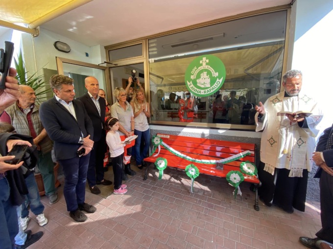 Due nuove panchine rosse anti-violenza a Sant’Anna