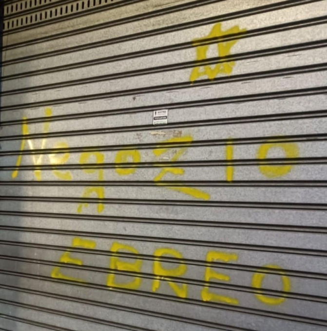 Pasticceria imbrattata con scritte antisemite