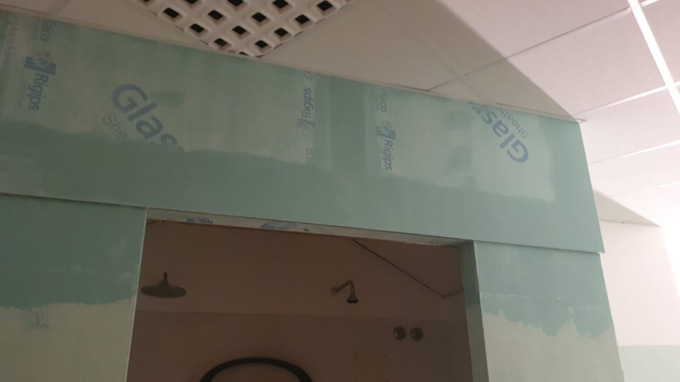 Nuovo controsoffitto per la piscina Giuva Baldini a Camogli