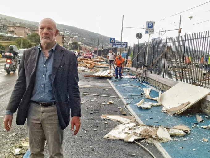 Frammenti dispersi dopo il maltempo, il Comune rassicura: “Niente amianto”