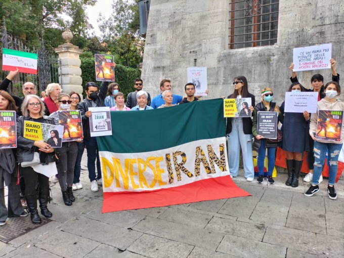 Flash mob a Chiavari, la solidarietà per le donne iraniane