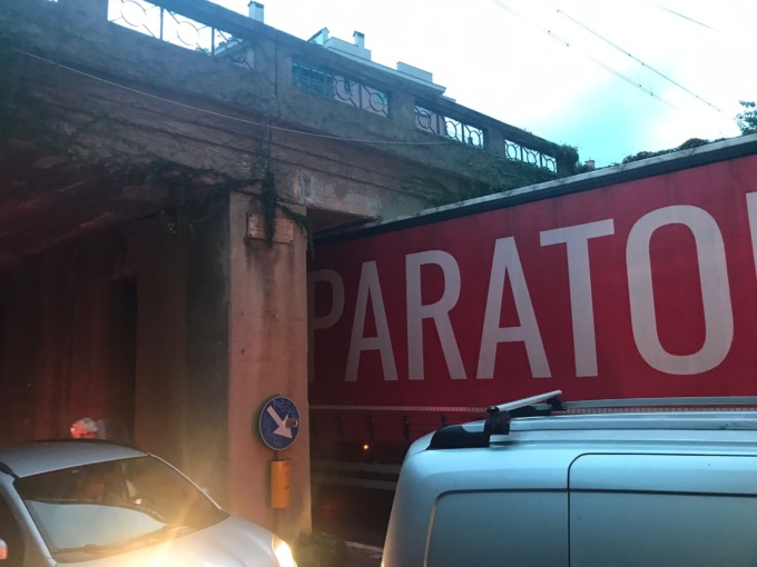 Lunghe code a Rapallo per un mezzo bloccato sotto un ponte, le foto