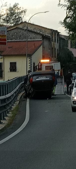 Incidente a Pian dei ratti, auto capovolta