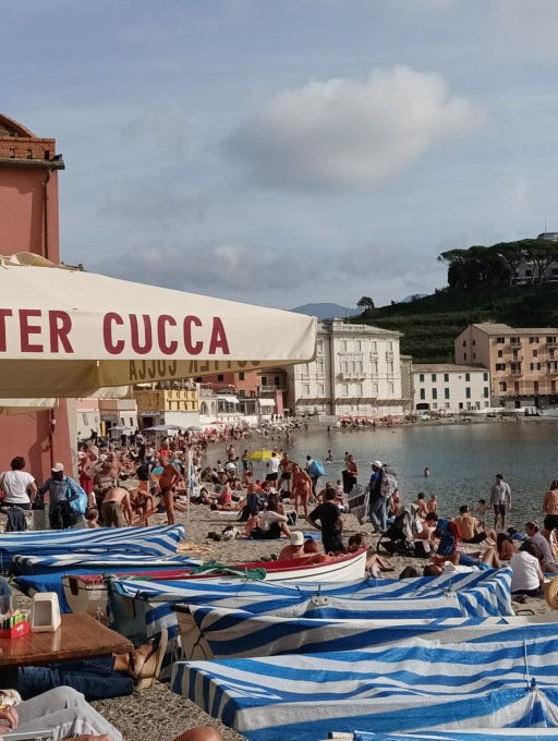 In spiaggia a fine ottobre, ma da domani arrivano i temporali