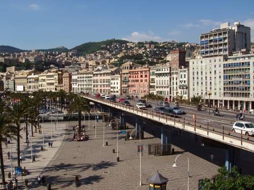 Chiusa la Sopraelevata di Genova, cadono calcinacci e ferri