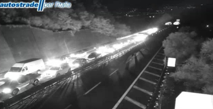 Pullman in fiamme in autostrada