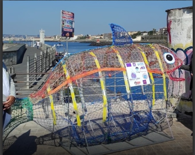 Camogli: ecco Ciruzzo, il pesce mangia plastica che educa i giovani al rispetto del mare