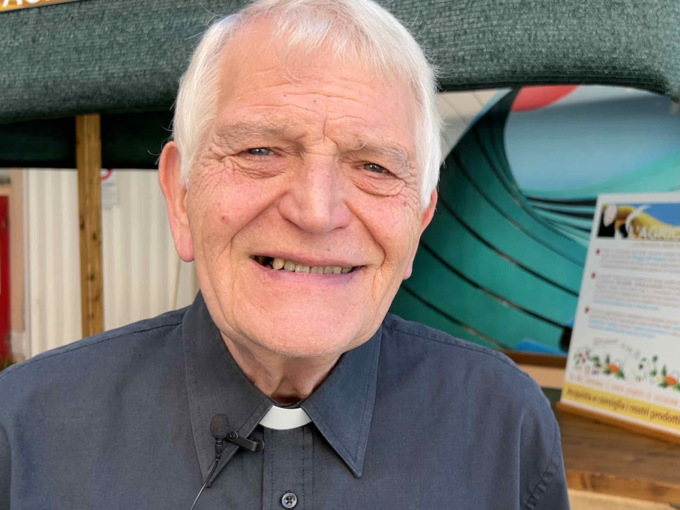 Vescovo Devasini e prete Rinaldo invitano a pranzo senza tetto e poveri