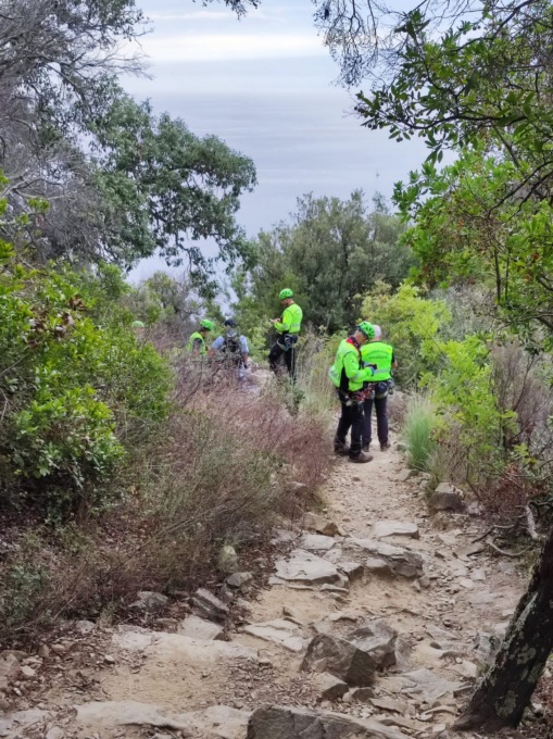 Cade a Punta Manara, donna recuperata dal Grifo