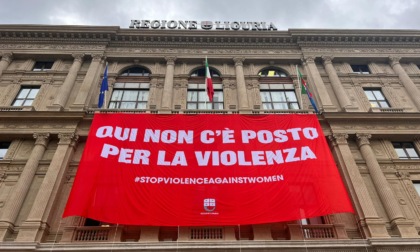 "Qui non c'è posto per la violenza", lo striscione di Regione Liguria