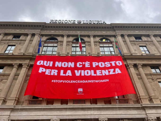 “Qui non c’è posto per la violenza”, lo striscione di Regione Liguria