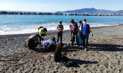 Gli studenti ripuliscono le spiagge del lungomare