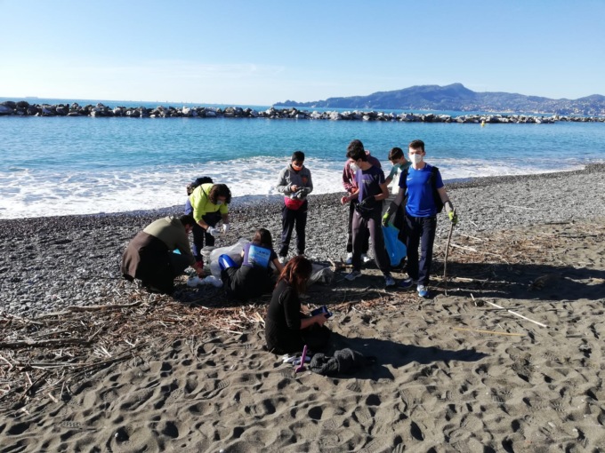 Gli studenti ripuliscono le spiagge del lungomare