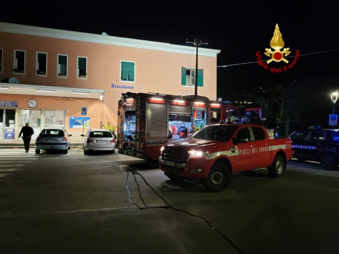 Madre e figlio salvati dai vicini di casa dal rogo dell’alloggio sopra la stazione ferroviaria di Moneglia