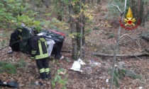 Minicar rotola nel bosco per 40 metri, due persone salvate dai vigili del fuoco