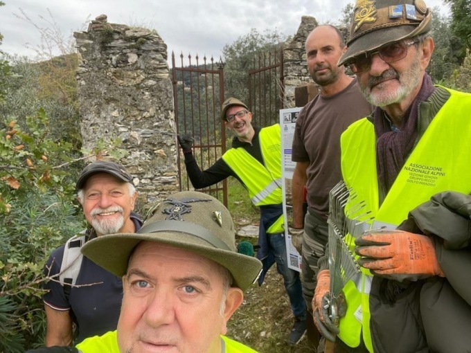 Pro Loco e Alpini Golfo Paradiso al lavoro per pulire il nuovo Sentiero della Memoria
