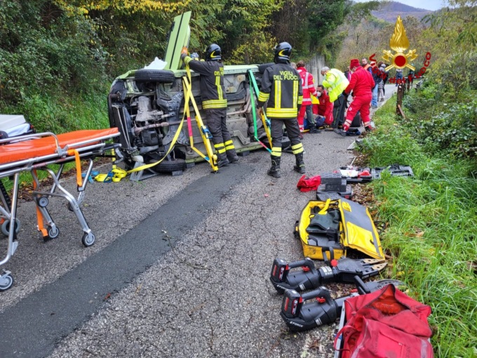 Incidente stradale a Mezzanego, due persone soccorse