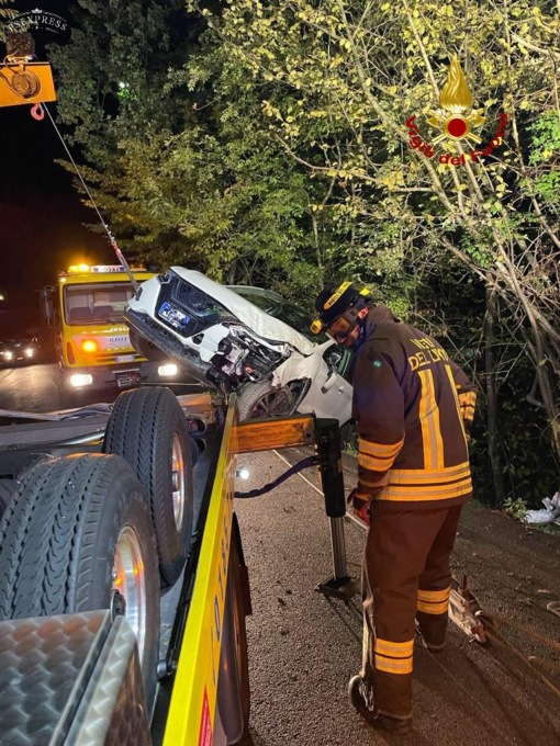 Paura ad Avegno per un anziano finito fuori strada