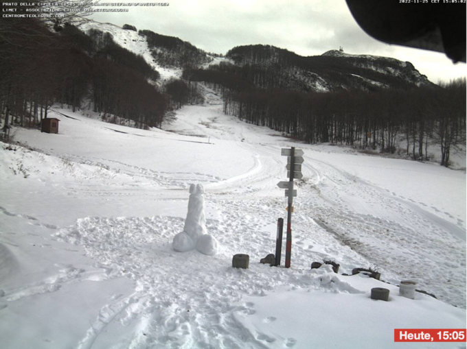 Prima neve al Prato della Cipolla, tornano gli artisti del fallo