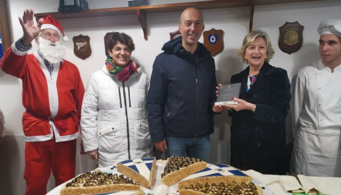 Brindisi natalizio alla Lega Navale con la maxi torta realizzata dagli allievi dell’Accademia del Turismo
