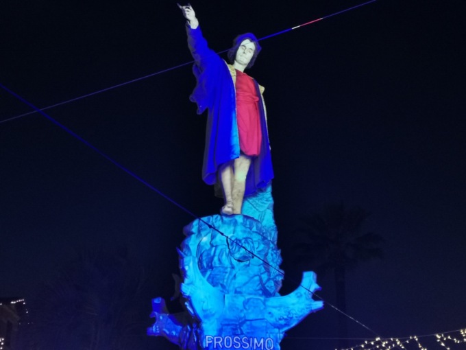 A Santa la statua di Colombo parla, il video