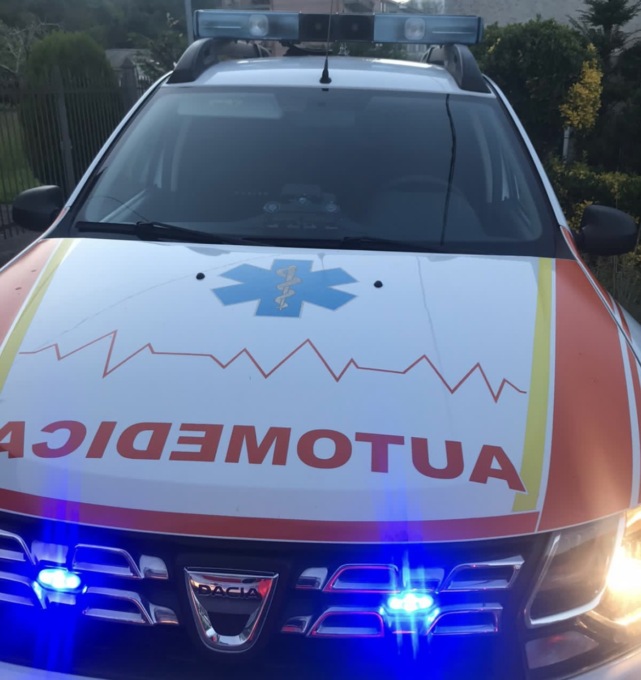 Perde il controllo dell’auto che sbatte contro un muro