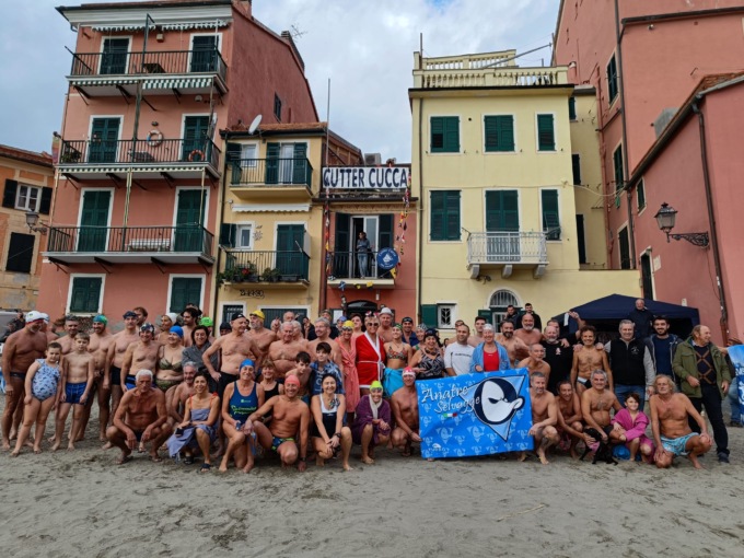 Cimento a Sestri, bagno dell’Immacolata per i più coraggiosi