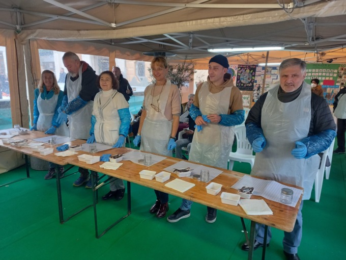 A scuola di salagione delle acciughe a Pane e Olio 2022