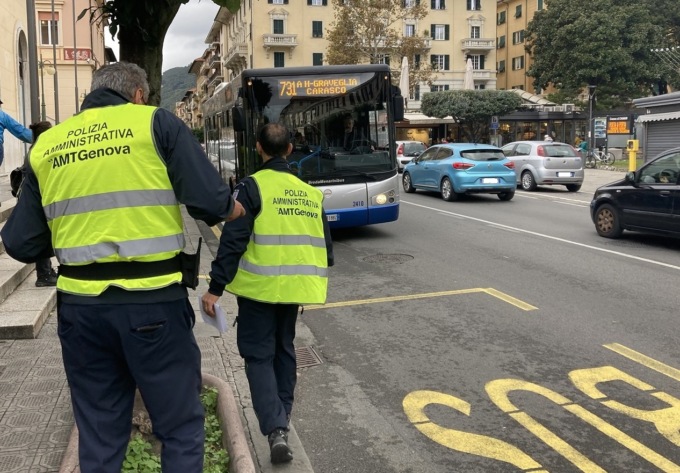 Controllori sui bus: 34 persone senza biglietto